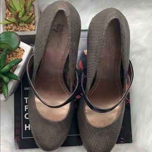 Platform snake print pumps